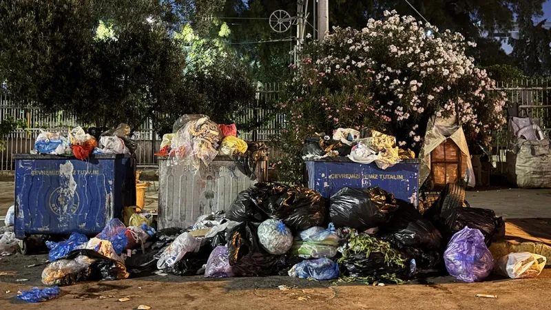 İzmir Çöp Yığınlarına Esir! Grev Sokakları Kokuttu