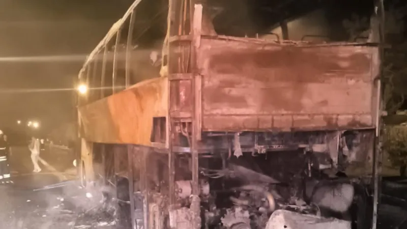 Adana'da seyir halindeki yolcu otobüsü yandı