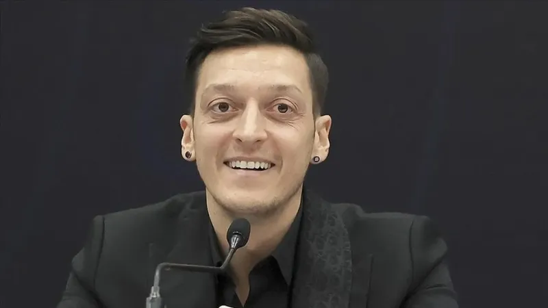 AK Partili Mesut Özil, İstanbul'da futbol akademisi kuruyor