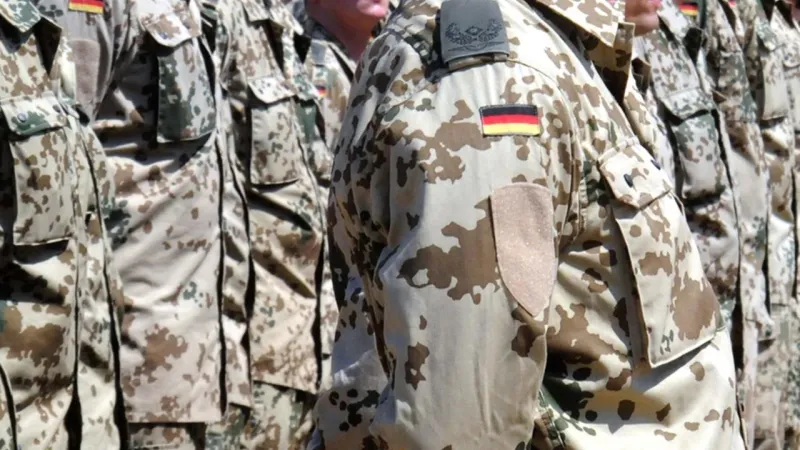 Almanya'da askerlik hizmetinin modernizasyonu tartışılıyor