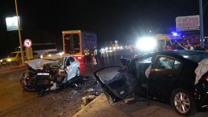 Antalya'da Feci Kaza! Savaş Alanına Dönen Yolda 2 Ölü