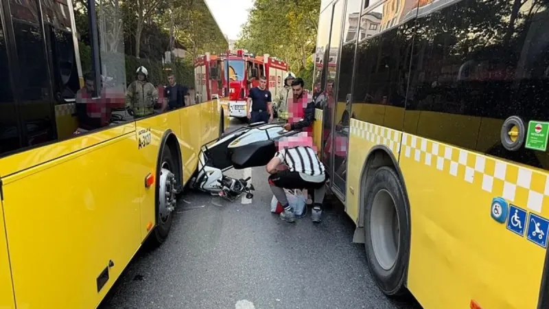 Aynı yerde iki İETT otobüsü kazası! Motosiklete çarptığı anlar kamerada