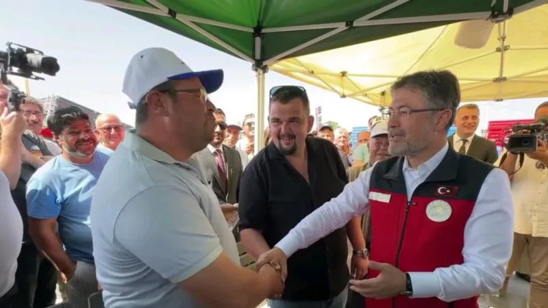Bakan Yumaklı'dan Pazarlık Show! Çiftçiyi Güldüren İndirim