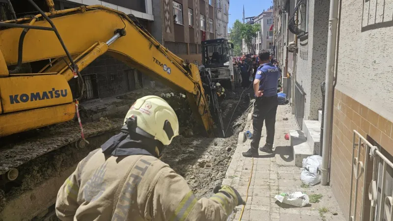 Bayrampaşa'da yol çöktü, 1 kişi mahsur kaldı