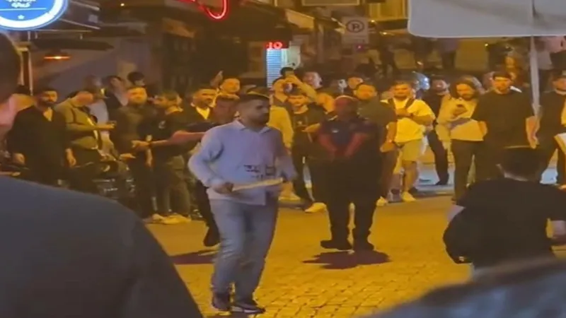 Beşiktaş'ta korku dolu anlar! Döner bıçağıyla çevredekileri tehdit etti