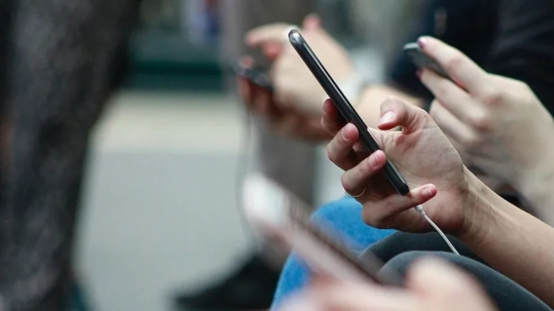 Bir dönem sona erdi! Liselerde cep telefonu kullanımı yasaklandı