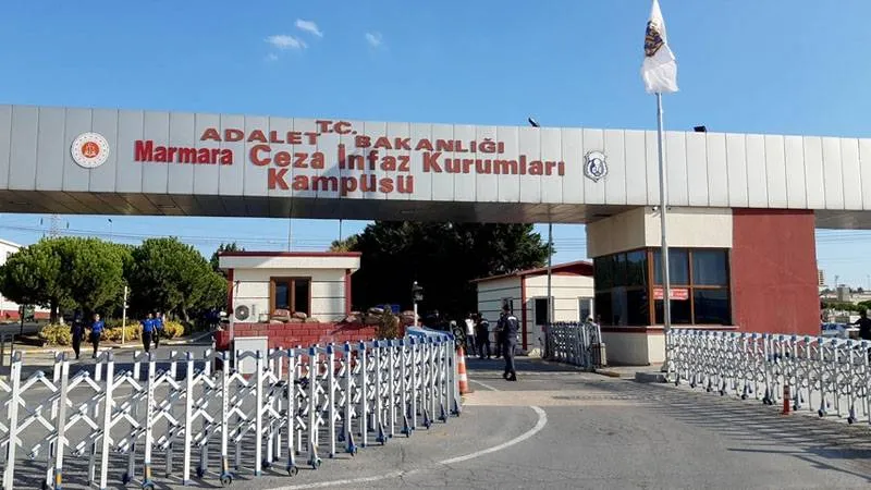 BirGün yazarı Nakıpoğlu, İBB operasyonlarında tutuklananların farklı şehirlere naklini eleştirdi: Yalnızsın, izole edildin!
