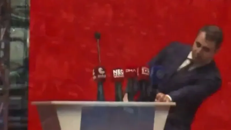 CHP İzmir İl Kongresi'nde tek aday Çağatay Güç kürsüde bayıldı!