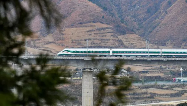 Çin'de tren işçilere çarptı: 11 kişi hayatını kaybetti