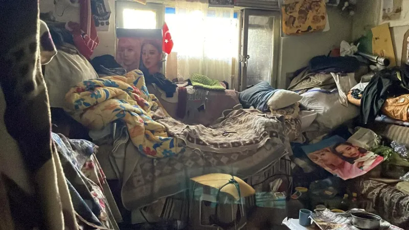 Çöp evden 4 kamyon çöp, 12 kedi ile 3 kaplumbağa çıktı