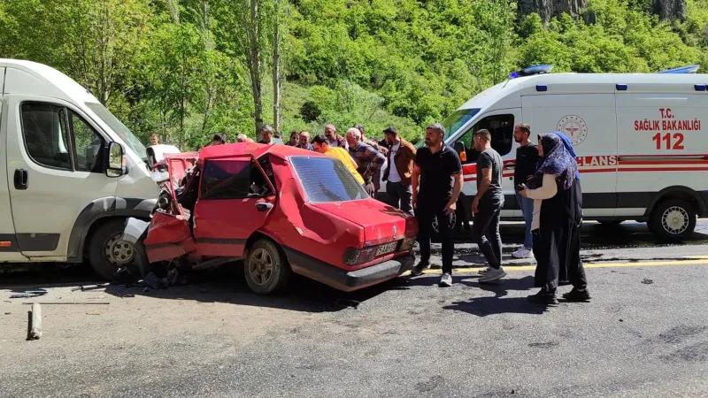Erzurum'da Kan Donduran Kaza: Minibüs ve Otomobil Faciası!