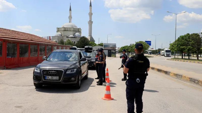 Gurbetçilere sınırdan otoyola kadar jandarma destek oluyor
