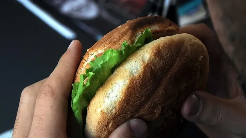 Hamburger menüsü yedikten sonra vücutta neler oluyor? Uzmanlar uyarıyor