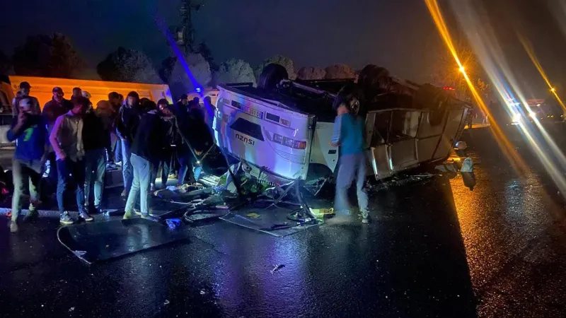Hatay'da işçileri taşıyan midibüs devrildi: 25 yaralı