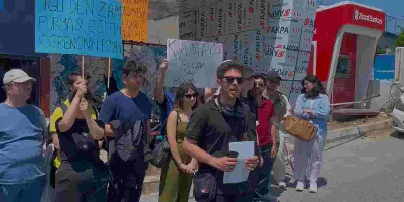 Gelişim Üniversitesi'nde Zam Protestosu! Öğrenciler Ayakta!