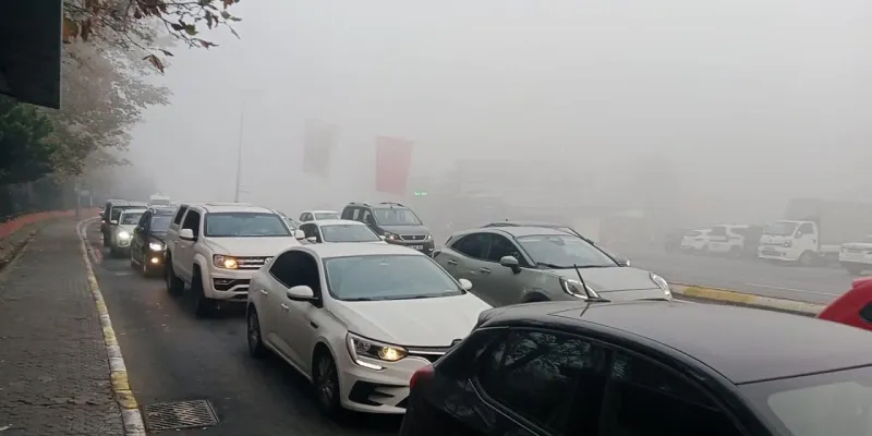 İstanbul sise teslim oldu: Trafik durma noktasına geldi