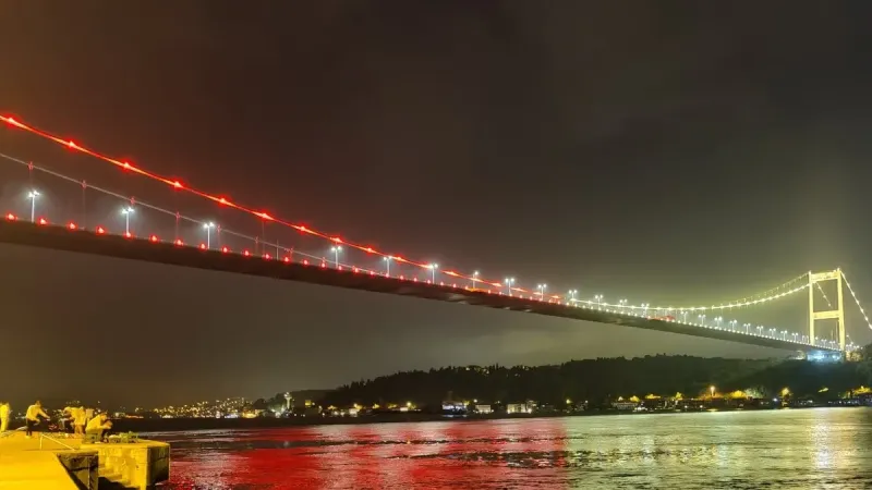 İstanbul Sarı Kırmızı! Köprüler Galatasaray Şampiyonluğuyla Işıklandı!