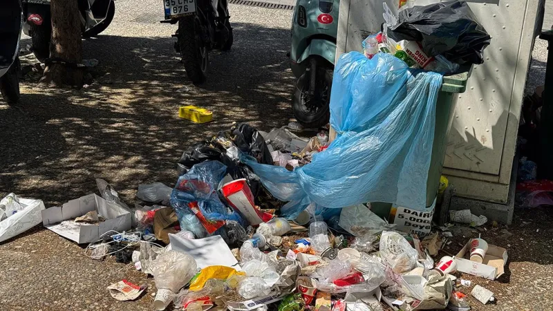 İzmir Buca'da grev 6 gündür devam ediyor, çöp yığınları yükseliyor