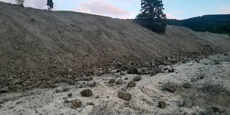 Karabük'te toprak kayması nedeniyle köy yolu kapandı