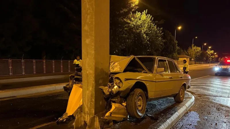 Kayseri'de Klasik Otomobil Kazası: Direğe Ok Gibi Saplandı!