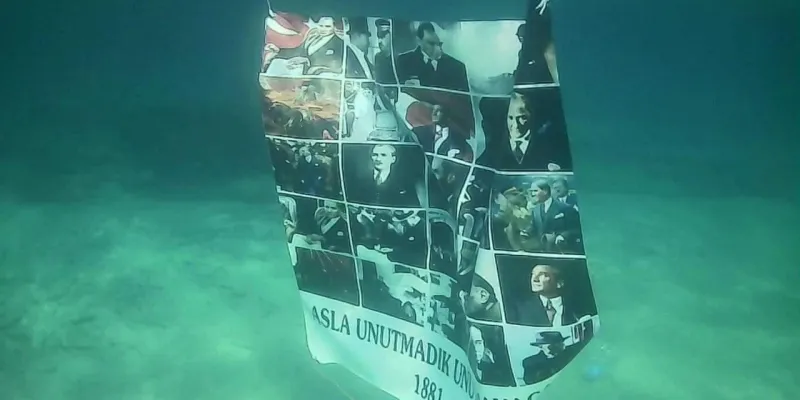Mavi derinliklerde Atatürk'e saygı