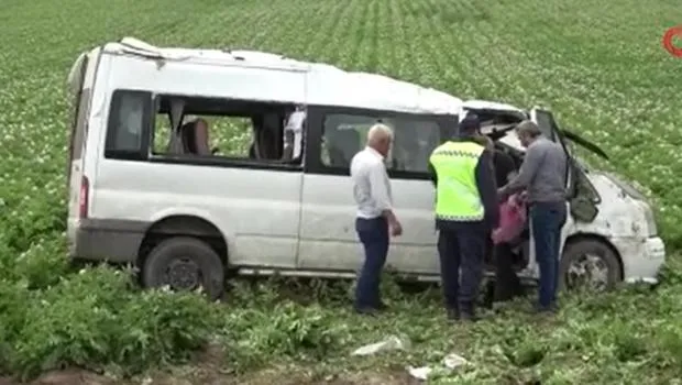 Minibüs tarlaya uçtu: 1 ölü, 4 yaralı
