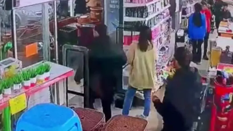 Amasya'da meydana gelen deprem anı kameralara böyle yansıdı!