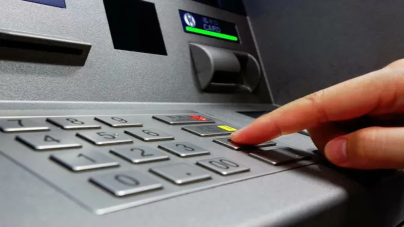 ATM'lerdeki Kırmızı Tuşun Şok Eden Sırrı! Sakın Basmadan Geçmeyin!