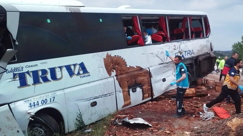 Çanakkale'de Feci Kaza: 8 Can Kaybı! Otobüs, Kamyon ve Otomobil Bir Arada!