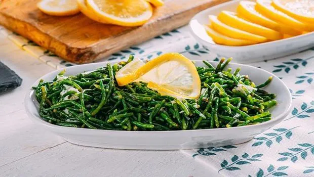 Deniz Börülcesi Salatası: Ege'nin Lezzetiyle Sofraları Şenlendirin!