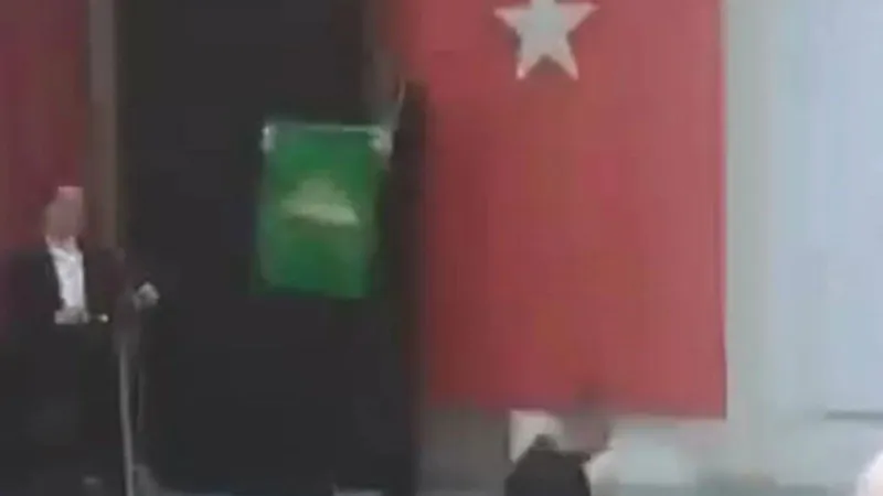İmamhatip lisesinde HÜDA-PAR bayrağı açıldı, öğrenciler tepki gösterdi 