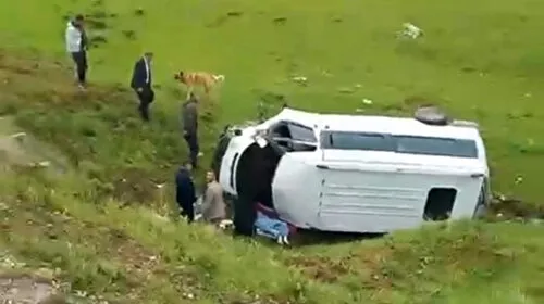 Bitlis'te Feci Minibüs Kazası! Şarampole Yuvarlandı, Yaralılar Var!