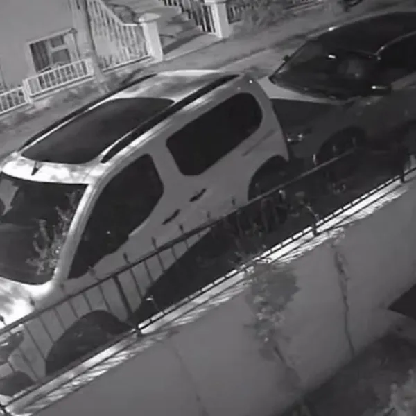Park halindeki 8 araca çarpıp kaçtı