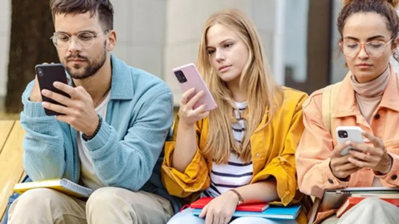 FOMO Alarmı! Gençlerin Yeni Korkusu Sosyal Medya Bağımlılığı mı?