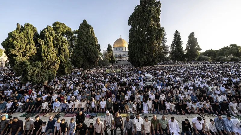 On binlerce Müslüman bayram namazını Mescidi Aksa'da kıldı