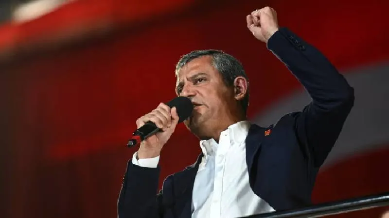 Özgür Özel Financial Times'a konuştu: Erdoğan hukuk darbesi yapıyor, baskı devam ederse Türkiye'de hayatı durma noktasına getirecek eylemler yaparız