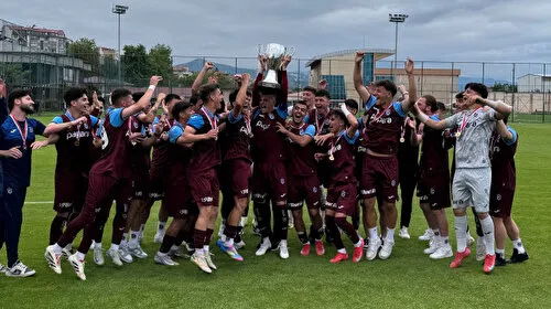 Şampiyon Trabzonspor U19 Takımı kupasına kavuştu