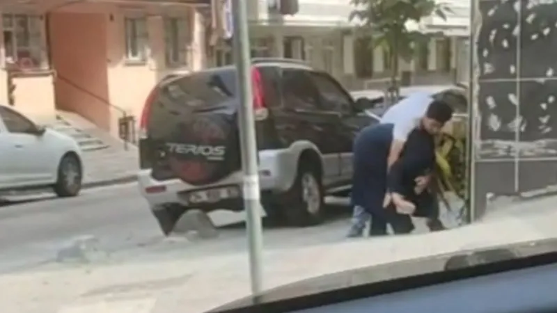 Sokak ortasında evlat dehşeti! Annesini darbetti; çevredekiler izledi