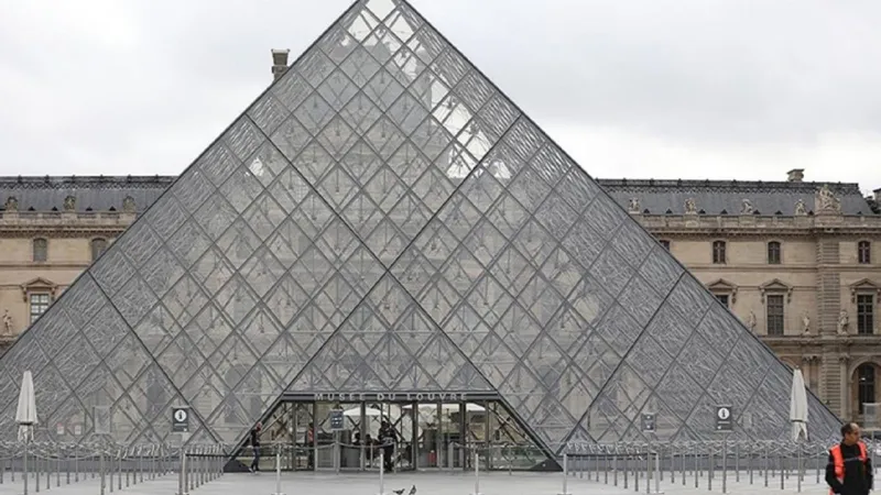 Soyulan Louvre Müzesinde biletlere zam