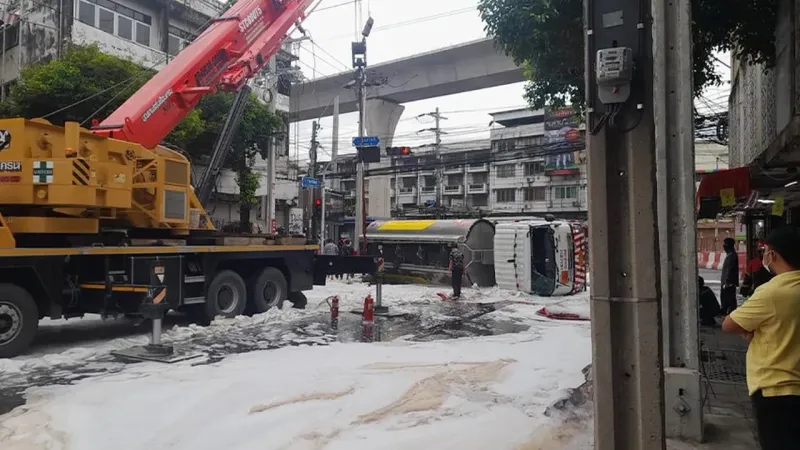 Taylandda tanker faciası: Yüzlerce litre benzin yola döküldü