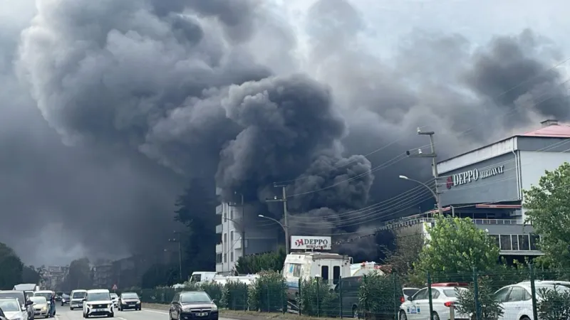 Trabzon'da Hırdavat Deposunda Korkunç Yangın! Alevler Yükseliyor