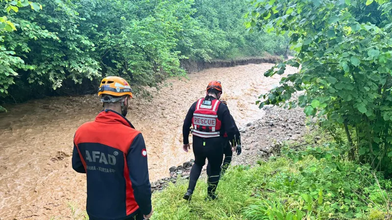 Trabzon'da selde kaybolan kişiyi arama çalışmaları sürüyor