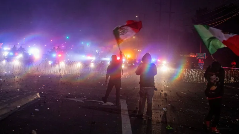 Trump, Los Angeles'taki sınır protestolarında maske takılmasına müsaade edilmeyeceğini belirtti