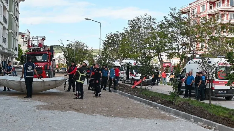 Ücretlerini alamayan TOKİ inşaatı işçileri çatıya çıktı